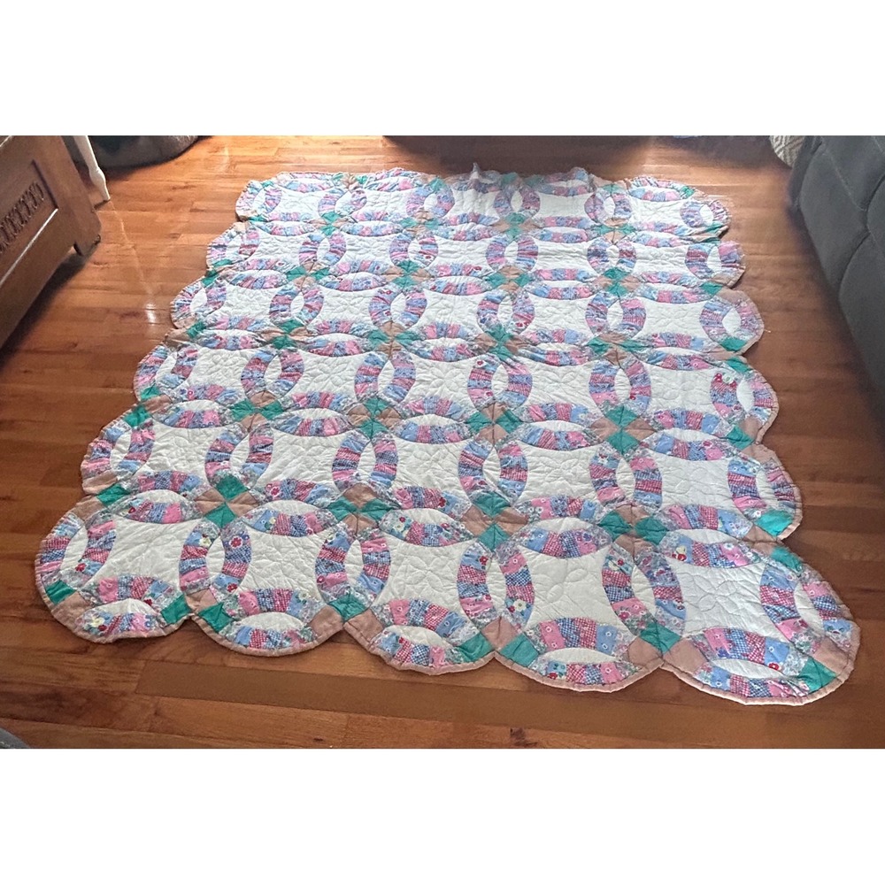 Vintage Handmade Double Wedding Ring Quilt Scalloped Edge Patchwork Pastel